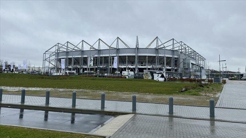 Yeni tip koronavir�s (Kovid-19) salg�n�na kar�� �nlem gerek�esiyle Polonya 1. Futbol Ligi ma�lar� ve milli m�sabakalar seyircisiz oynanacak. Polonya Futbol Federasyonundan yap�lan a��klamada, Polonya Ba�bakan� Mateusz Morawiecki'nin, s�z konusu salg�n nedeniyle �lke genelinde kamuya a��k t�m etkinlikleri iptal etti�ini duyurmas�n�n ard�ndan bir tak�m kararlar al�nd��� belirtildi.