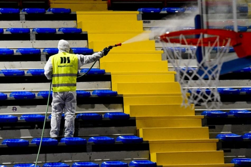 THY EuroLeague, koronavir�s nedeniyle ma�lar�n ertelemeyece�ini ancak baz� �nlemler al�nd���n� duyurdu.Soyunma odalar� bas�na kapal� tutulacak. Fla� r�portaj alan� olmayacak ve hi�bir bas�n mensubu bu alana giremeyecek. Bas�n toplant�s�nda ko� ve bir oyuncu olacak ancak bas�nla aralar�nda 1.5 metre mesafe olacak.