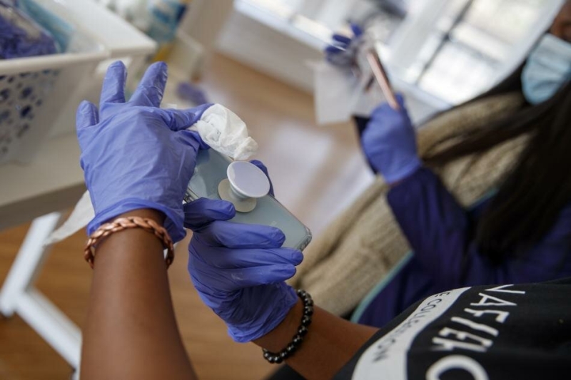 CEV Kad�nlar �ampiyonlar Ligi �eyrek finalinde 5 Mart Per�embe g�n� oynanmas� planlanan Fenerbah�e Opet - Igor Gorgonzola Novara ve 4 Mart �ar�amba g�n� oynanmas� planlanan Savino Del Bene Scandicci - Eczac�ba�� VitrA m�cadeleleri koronavir�s nedeniyle ertelendi. Bununla birlikte CEV Voleybol Kupas�'ndaki Leo Shoes Modena - GFC Ajaccio m�cadelesi de ileri bir tarihte oynanacak.