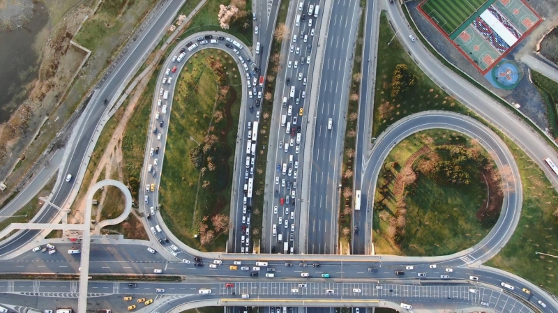 Trafiin iki gndr youn olduunu dile getiren Serkan Aydoan, 'Trafik olay baya artt. ki gnden beri fazla trafik var. nsanlar da hakl nk ok fazla kalabalk oluyor toplu tamalarda. Belli bir srre byle olacak herhalde' ifadelerini kulland. 