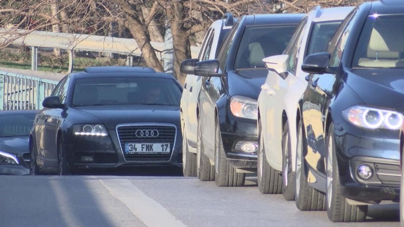 Altunizade'de trafikte kalan Deniz Sarcaolu, “Mmknse herkes kendi zel arac ile gitmeli. Buna bir nlem alnmas lazm ama bilmiyorum, tedirginiz eklinde konutu. Tark Cokun ise, “Arkadalar arasnda da hep konuuyoruz. Herkes toplu tamadan kanmaya alyor' eklinde konutu.   