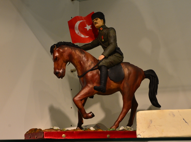 Yarmalarda baarlar elde eden firmann, film sahneleri, nl kiiler ve nemli olaylar konu alan rnleri byk ilgi gryor.  