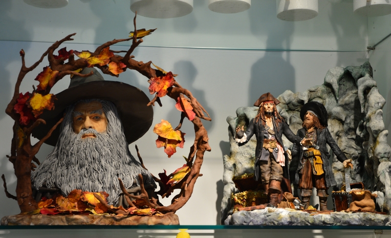 zmir'de 17 lkenin katld bir yarmada 'The Godfather' temasyla birinci olduklarn anlatan oban, yle devam etti:  'Her yarma bizim iin yeni bir heyecan. Kesinlikle baar hedefiyle yola kyoruz. Ekip ok gl. Yarma sonunda katlmclarn ve davetlilerin bize hayran olup izlemelerini grmek ayr bir keyif. stanbul'da katldmz yarmada Jack Sparrow'un 'Shiny' eseriyle birinci olduk. Artk ok iyi olduumuzun farkndayz, bunu net bir ekilde gryoruz. Artk Trkiye'deki yarmalar getik, dnya arenasndaki yarmalardayz. Buralarda eserlerimize ciddi ilginin olduunu gryoruz. nk pastadaki benzetme modelini yapabilmek ok zor bir i. Dnyada bilinen benzer ok baarl eserler var, gryoruz. Uzak Doulular da bu konuda gerekten baarl ama benzetme konusunda bizim artlarmz olduu iin ustalmz daha farkl bir boyuta giriyor, baarda en st noktaya kyoruz.'