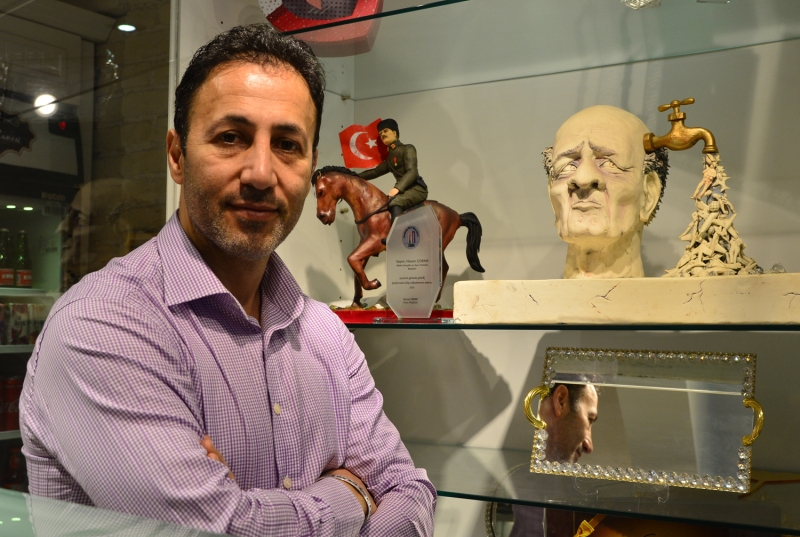 oban, eserlerin byk zen ve dikkat sonucu ortaya ktn, bazen bir pasta iin 60 gn uratklarn dile getirdi.  Pastalar eker hamurundan rettiklerini, kesinlikle krema ya da baka yardmc rn kullanmadklarn vurgulayan oban, 'Ekstra eker ilaveleri ile bunu glendiriyoruz. Eser durduka daha da sertleiyor. Bozulma gibi bir durum sz konusu olmuyor. Yurt dndaki yarmalara giderken eserlerin transferinde ciddi dikkat ve zen gsteriyoruz. Bunun iin ciddi paralar harcyoruz. Bu i iin zel irketler var, onlardan yardm alyoruz.' diye konutu.