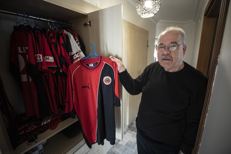 'Biz malara ailecek eyrek asrdr gidiyoruz. Zaten birimiz yoksa eksikliini hissediyoruz orada. Ne kadar ok aile maa gelirse, futbolun zevki daha ok artyor. Ailelere tavsiyem sportif faaliyetlere ve futbol malarna gelsinler. Gelsinler ki daha heyecanl ve olaysz malar izleyelim.'  