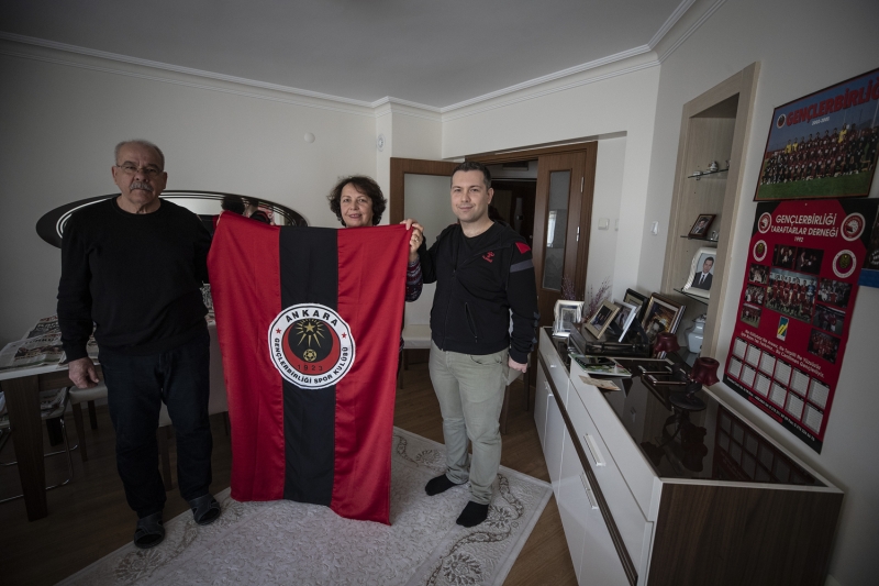 lk zamanlar maa gitmenin garip hissettirdiini belirten anne Mumcu, 'Kendimi bir yere koyamamtm. Herkes barnca baryordum. Sonralar oyuna ve maa adapte oldum. nsanlar tandm. Maa ailecek gittiimiz iin Genlerbirlii’ne balandm. Deplasmanlara zevkle gittik, malar karmamaya altk. Tribndeki insanlar ma balamadan nce yanma gelip 'anne ho geldin, naslsn' deyip elimi pmeye baladlar. Taraftarlarn hemen hepsini tandm.' ifadelerini kulland.  