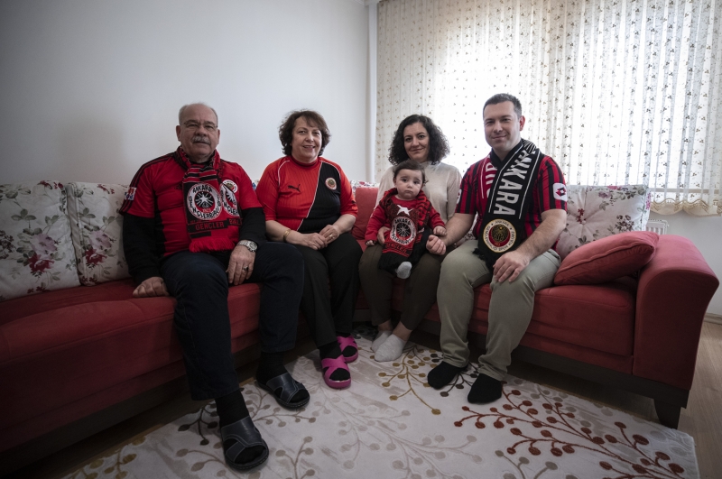 Mata totemleri olduunu ve elleriyle yapt hareketlerle ma boyunca takmna kendince destek verdiini anlatan anne Mumcu, 'Malarda baz totemlerim oluyor. Elimi bir ekil yaparsam kar takm topu ayandan kaybediyor, dier trl yaparsam Genlerbirlii gol atyor.' ifadelerini kulland.  