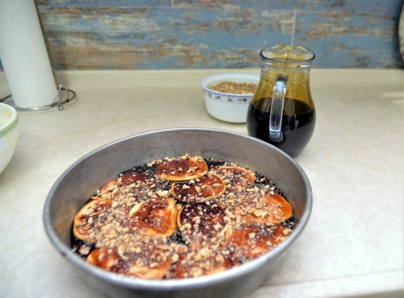 77 yandaki Necla ztekin, tatlnn gemiinin ok eskiye dayandn ve geleneksel lezzeti Stl olan kaynvalidesinden rendiini anlatarak, tatlnn hikyesini u szlerle anlatt: 'Ben bu tatly kaynvalidemden grdm. Kendisi St yresindendir. imdi hazr tatllar ok. Eskiden yokluk iinde evde olanla yetinilmi. oluk ocuk tatlsz braklmam. O zaman evlerde her zaman ne bulunur? eker yerine pancar pekmezi, un ve ya, evde olanlarla ok ekonomik. Yarm saatlik i. Bu damak deiiklii ocuklarmn ok houna gidiyor. Ben hep yaparm.’’ 