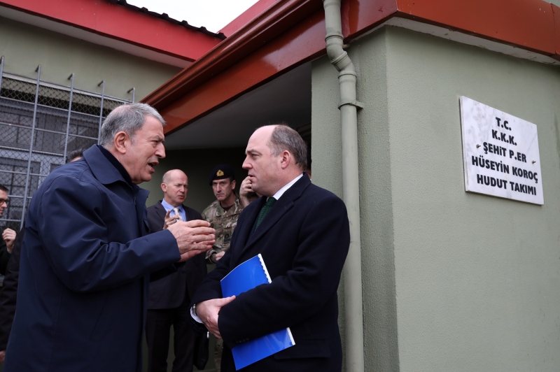 Akar, �ngiltere Savunma Bakan� Wallace ile geldi�i Hatay'da, Suriye s�n�r�n�n s�f�r noktas�ndaki �ehit Er H�seyin Koro� Hudut Karakolu'da incelemelerde bulundu.  