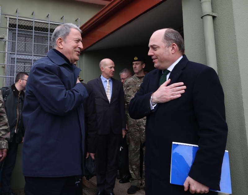 2. Hudut Alay� b�lgesindeki karakola geli�inde t�ren mangas�n� selamlayan Akar, karakol komutan�na T�rk bayra�� arma�an etti. Karakol komutan� da verilen emaneti �perek teslim ald�.  