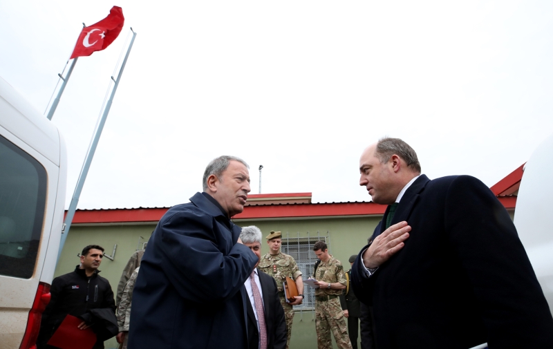 Hudut tekmili al�nmas�n�n ard�ndan Akar ve �ngiliz mevkida�� buradan, s�n�r�n Suriye taraf�ndaki Atme Kamp�'n� inceledi.