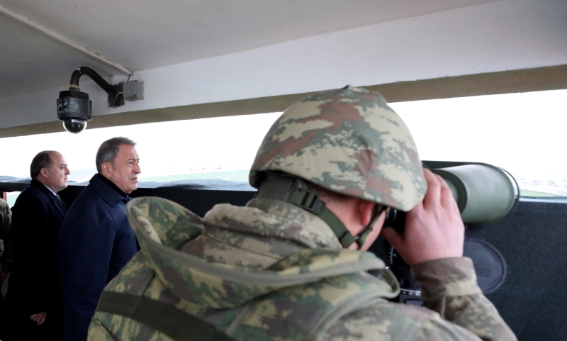 �eref defterinin imzalanmas�n�n ard�ndan Akar ve konuk bakan, g�zetleme kulesine ��kt�.