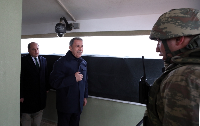 Toplant�da Wallace, s�n�r�n s�f�r noktas�ndaki hudut karakoluna Bakan Akar ile gelerek b�lgede ya�anan trajediyi yerinde g�rme f�rsat� buldu�unu belirterek, �dlib'deki �at��man�n durdurulmas�na katk� maksad�yla hem BM G�venlik Konseyi hem de NATO'da, T�rkiye'nin ba�latt��� askeri harekat� destekleyici tav�r ald�klar�n� belirtti.