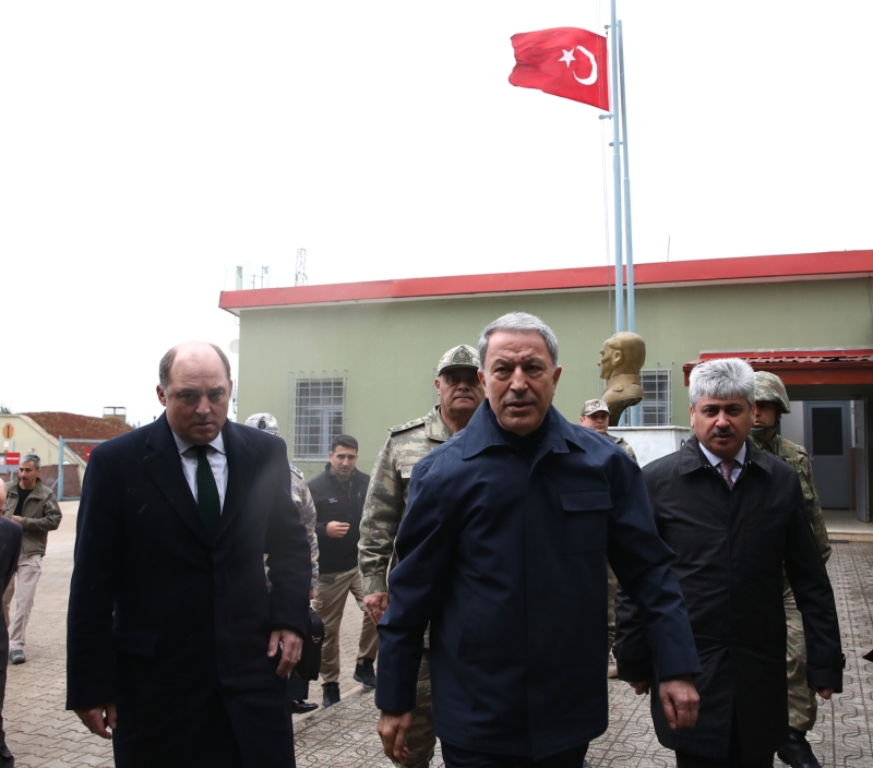 Bakan Akar, daha sonra Wallace ve beraberindekilerle toplant� yapt�. Toplant�ya, Birle�mi� Milletler (BM) Suriye Krizi B�lgesel �nsani Koordinat�r� Kevin Kennedy de kat�ld�.  