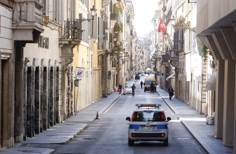 D�n, Ba�bakan Giuseppe Conte’nin imzalad��� kanun h�km�nde kararnameyle, kuzeydeki baz� b�lgelerde �retimi aksatmamak i�in gerekli �nlemler al�nd�ktan sonra fabrikalar�n �al��maya devam etmesine y�nelik karar protesto edildi.  