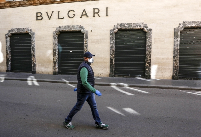 Ba�bakanl�k kararnamesinde belirtilen kriterlere girmeyen ve �al��mak durumunda olan metal i��ileri, g�n boyu greve giderek kendilerinin �al��mak durumunda kalmas�n� protesto etti.  