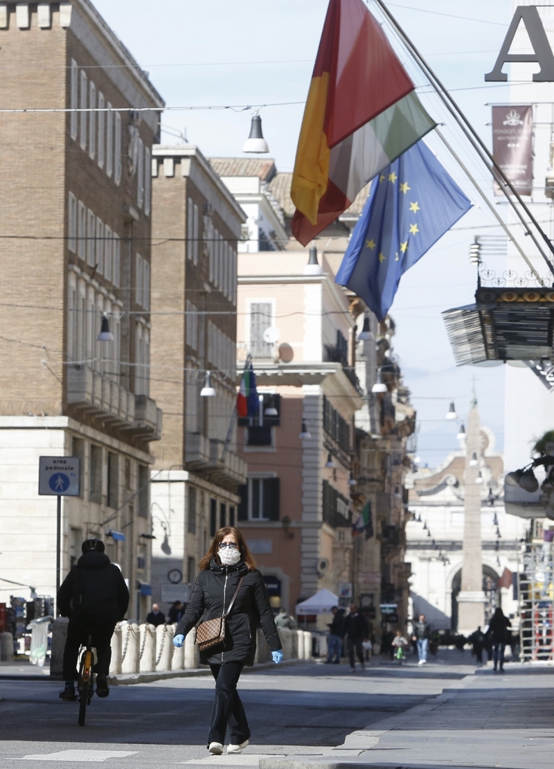 Kolluk kuvvetlerinin saat 18.00'den sonra d��ar�da bulunanlara kimlik ve izin belgesi sormaya ba�lad��� �lkede, bakanl���n a��klad��� verilere g�re, 2 bin 162 ki�i hakk�nda i�lem yap�ld�.  