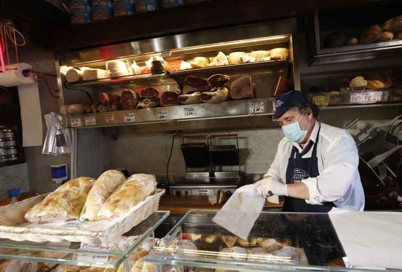 �lkede, �o�u i� yeri �al��anlar�yla evden telekonferans y�ntemiyle ba�lant� kurarken, �niversite hocalar�n�n da derslerini telekonferans y�ntemiyle yapt�klar� ��renildi. 