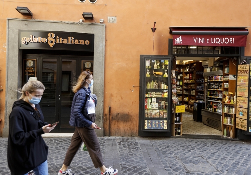 Evlerine kapanmak durumunda kalan �talyanlar ise �areyi, sosyal medya uygulamalar� �zerinden g�r�nt�l� sohbet ya da ders yapmakta buldu. Pek �ok ki�inin, d��ar�da bulu�amad��� i�in birbirini g�r�nt�l� arad��� kaydedildi.  