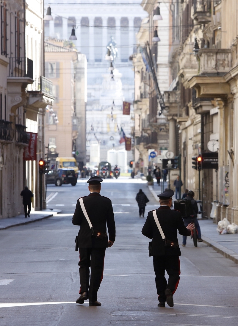 �talya'da hafta ba��nda sosyal medya �zerinde ba�layan ve h�k�metin de destek verdi�i “Ben evde kal�yorum” kampanyas� da Ba�bakan Conte’nin imzalad��� son kararnameyle tavsiye olmaktan ��k�p, y�k�ml�l�k halini ald�. 