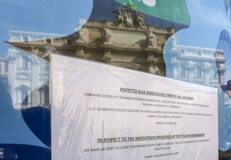 Ba�bakan Conte’nin d�n imzalad��� kararnameyle �lkedeki market, eczane, b�fe gibi temel ihtiya�lar�n giderildi�i yerler haricinde restoran, kafe, bar ba�ta olmak �zere t�m ticari faaliyetlerin durdurulmas� karar� al�nm��t�. Buna ba�l� olarak kolluk kuvvetlerinin sokaklardaki kontrol� s�kla�t�r�lm��t�.  