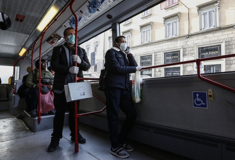 Conte, pazartesi g�n� de b�t�n �lkede serbest dola��m� ve �lkeye giri�-��k��lar� k�s�tlay�c� bir ba�ka kararname daha ��kartm��t�.  