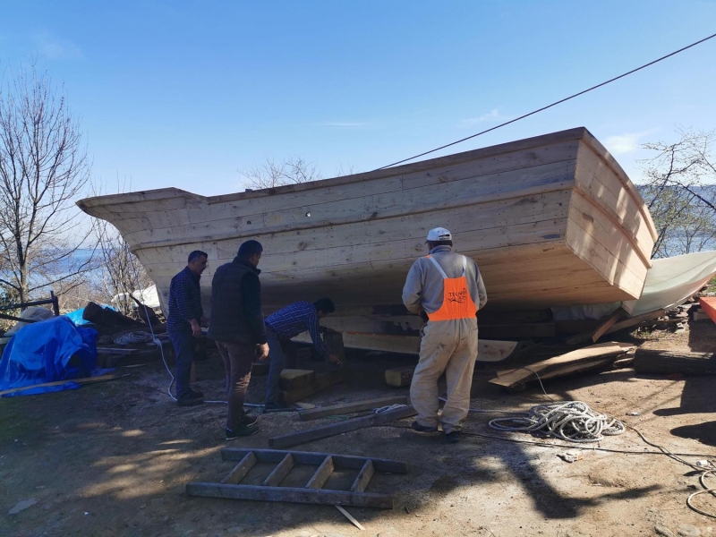 ABD'den 10 adet natrel tekne, sandal talep edildi. Ama bunu deerlendiremedik. Yerimiz yetersiz olduu iin bu talebe cevap veremedik. Ylda ortalama tekne boyuna gre 10 adet yapabiliyorum. Denize yakn yerde olsam, yer sorunum olmasa daha ok rakla daha fazla tekne yapabilirim' diye konutu.