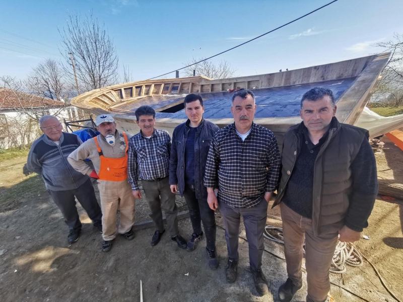 Kapal alanda hem tekne onarm yapar, hem de raklardan yeni ustalar yetitiririz. Bu konuda youn talep var ama karlayamyoruz. Bykehir Belediyesi yer konusunda bize yardmc olabilirse Perembe teknesini Trkiye'ye ve dnyaya duyurmu oluruz' ifadelerini kulland. (DHA)