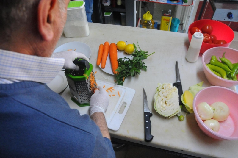 'TENCERE GETRP, BZE DE YAP DYEN OLUYOR' <br> Sadece orba imek iin gelen mteriler olduunu syleyen Ayyldz, 'Bu orbann ierisinde her ey var. Btn sebzeler var. Patlcan, lahana, patates, biber, soan, maydanoz, et suyu ve limonla beraber mucize bir orba bu. Yiyen bir daha gelip yiyor.