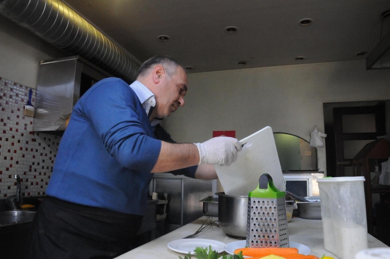 Gebze Gzeller Mahallesi’nde restoran ileten Hseyin Ayyldz, 11 eit sebze, ehriye, un ve et suyu kullanarak hazrlad sebze orbasn koronavirse nlem olarak mterilerine sunuyor.