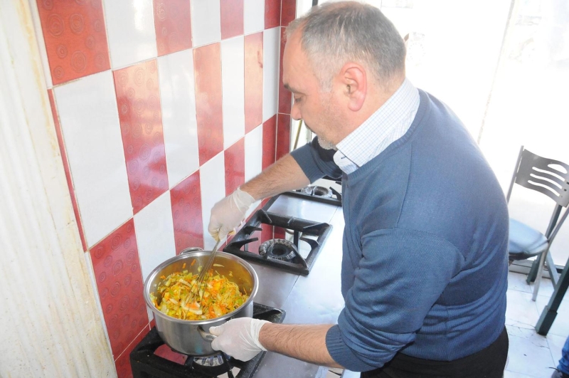 'FAYDASI VAR, ZARARI YOK' <br> orbann gzel olmas nedeniyle restorann devaml mterisi olduunu belirten Yunus Karata, 'Ben buraya devaml gelirim. Buna sebzeli orba diyoruz. inde patates var, soan var, limon var. Yani karml bir orba, yeni kt. ok gzel bir orba, barsaklara da iyi geliyor. Koronavirse de iyi geliyor. Faydas var, zarar yok. 