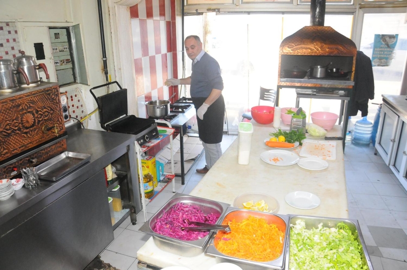 Evlere istiyorlar. Tencere getiren oluyor. zellikle bu orbay imek iin gelenler var. Sadece bu orba iin geliyorlar. Byle bir ey yaptk. Mterimiz de memnun. Seviyorlar ve devaml istiyorlar orbamz. Koronavirs ktktan sonra biz bu orbaya 'koronavirs orbas' dedik. Bunun zerine orbaya rabet daha da artt. Mterimiz 2 katna kt” dedi.