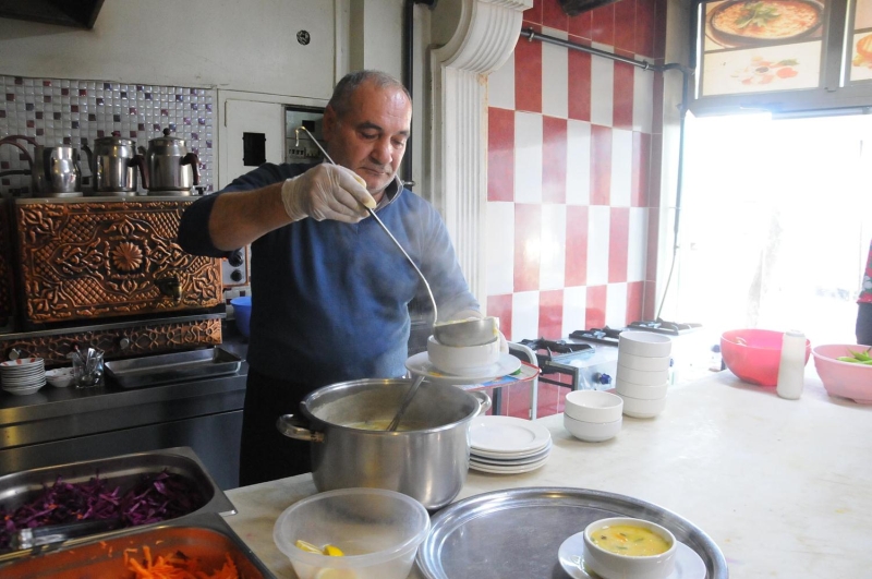 KORONAVRS IKTIKTAN SONRA DAHA DA POPLER OLDU' <br> orbay srekli itiini syleyen restoran mterilerinden Suat zelik, 'Ben bu orbay neredeyse 1 senedir iiyorum. 