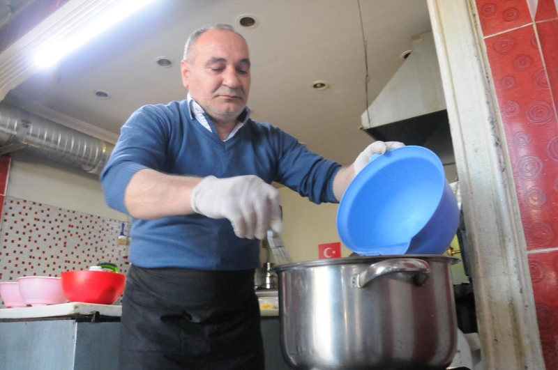  Ben devaml bu orbay imeye geliyorum. Bu mekann srekli mterisiyim. nceden hep Ezogelin orbas ierdim.