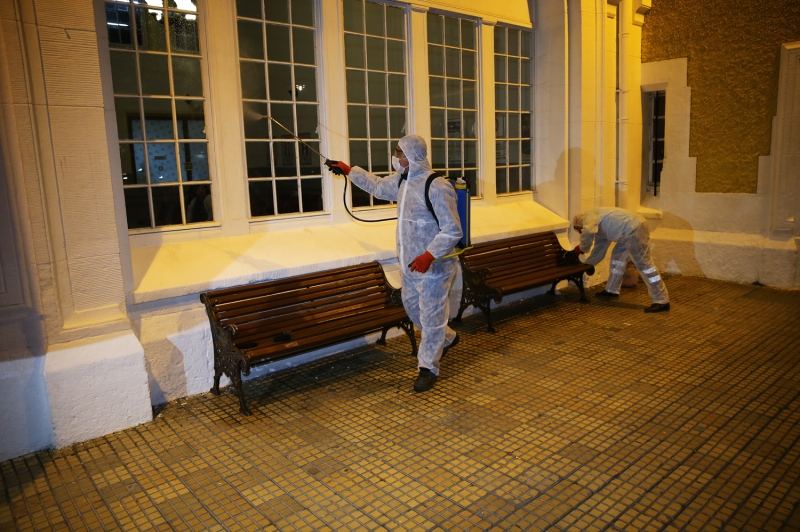 badethanelerden okullara, parklardan toplu tama aralarna kadar dezenfekte iinde grev alan ekipler, tam donanml ekipmanlaryla zorlu bir grev stleniyor.  