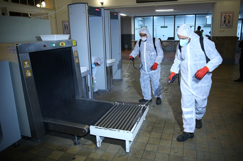 Timler, belirlenen noktalara gitmeden nce titizlikle zel kyafetlerini giyiyor, maske ve gzlklerini takarak ekipmanlarnn steril olmasna zen gsteriyor. Pskrtme yntemiyle yzeyleri dezenfekte eden ekipler, bezlerle de virsn yaylabilecei alanlar temizliyor. Ekipler, almalar bittiinde ise kyafet, maske ve gzlklerini dikkatli bir ekilde kararak imha ediyor.  