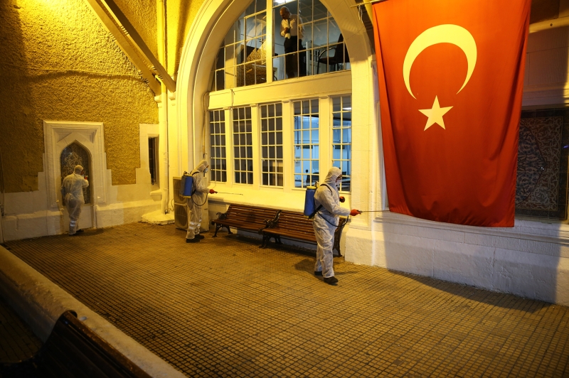 Adana Bykehir Belediyesi evre Koruma ve Kontrol Daire Bakanlna bal 'koronavirs timleri' de sabah ve akam vardiyal ekilde srdrdkleri dezenfeksiyon ncesi hummal ekilde hazrlk yapyor.  