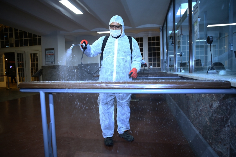 Dezenfekte ekibinde grevli lyas Duran, AA muhabirine, greve balamadan nce kendi gvenlikleri iin titizlikle hazrlandklarn syledi.  