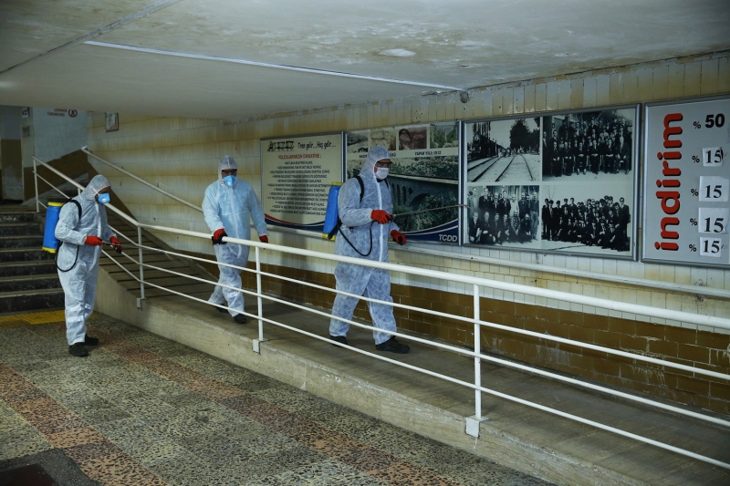 Mhendisler eliinde almalar srdrdklerini anlatan Duran, '24 saat koronavirsle mcadele almalarmz yapyoruz. Genelde toplu tama alanlar, okullar, salk ocaklar gibi insan sirklasyonu olan yerleri temizliyoruz. Amirlerimiz bize riskleri anlatt. Biz de onlarn direktifleri dorultusunda almalarmz srdryoruz.' diye konutu.  