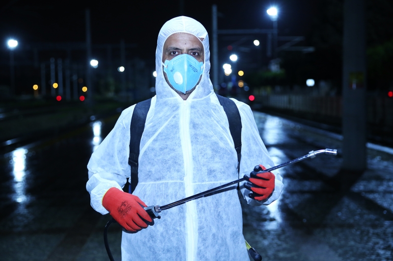 Kendi salklarn da n planda tuttuklarn belirten Durmuolu, 'En bata kendi salmz gz nnde bulundurarak malzemelerimizi tek seferlik kullanyoruz. Srt pompas, temizlik bezi, kiisel malzemelerimiz, kyafetimiz, gzlmz, eldivenimiz, maskemiz tam olduktan sonra amirlerimizin onayyla k yapyoruz. lk nceliimiz halk sal, bunun iin elimizden gelen mcadeleyi veriyoruz. Tm abamz insanlarn ehir iinde rahat bir yaam srmesi. Gerekli nlemi nceden alp halkmza yararl olmak iin alyoruz.' ifadesini kulland.  