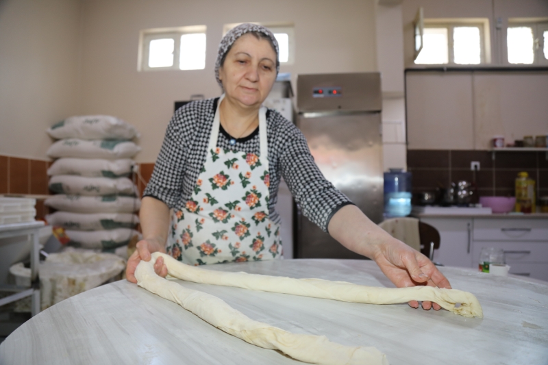 Yapt lezzetli hamur ileriyle, ksa srede mterilerin beenisini kazanan Temizer, eiyle birlikte almann da kendisine ayr bir mutluluk verdiini aktararak, unlar dile getirdi:  