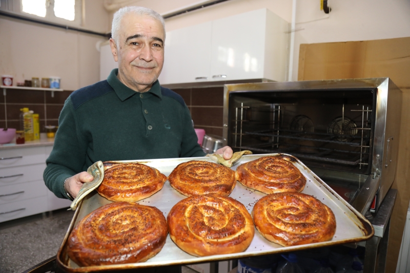 Yapt rnlerin herkes tarafndan beenildiini ve bundan dolay isteyerek, severek iini srdrdn dile getiren Temizer, sabah 6.00’da at i yerinde rn yetitirmekte zorlandn syledi.  