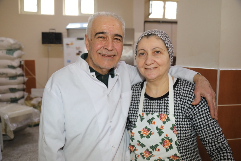 Einin i yeri amasna sevindiini belirten Temizer, 'Kendisine yardmc oluyorum. Getir gtr ileri, piirme ve sat ilerini ben yapyorum. Severek yapyoruz ve ok mutluyuz. zellikle yaknlarmz da bizden daha ok mutlular. Daha nce eve geldikleri zaman hanmn yaptklarndan yiyebiliyorlard. imdi istedikleri her zaman rnlerden alabiliyorlar. Her zaman da dua ediyorlar.' ifadelerini kulland.  