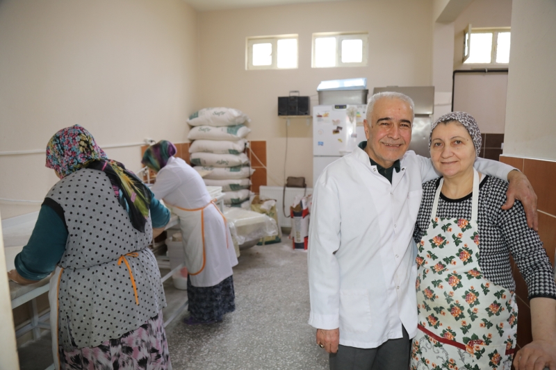 Annesinin yapt rnlerin ilede sevildiini ve siparileri yetitirmekte zorlandklarn anlatan Nihal zdemir, 'Kklmzden itibaren annelerimizin zenle yapt rek ve brekleri evimizde arladmz misafirlere sunardk. Herkes tarafndan ok beeniliyordu. Gnlerde ve i yerine gtrdmde herkes beeniyordu ve para karlnda istemeye baladlar. Daha sonra bu lezzetin daha geni kitleye hitap etmesi gerektiini dndm ve anneme bir yer amasn tavsiye ettim. O da sa olsun yapt ve iyi ki amz. Hem kendileri iin bir gelir kayna oldu hem de geleneksel yemeklerimizin kuaklara aktarlmas iin ok faydal oldu.’’ diye konutu.  