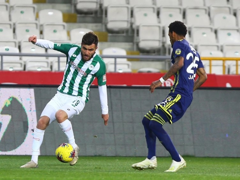 'Konyaspor tak�m� daha iyi oynuyor. Fenerbah�e �retemeyip sadece yana oynuyor. �lk yar� izleyemeyen Fenerbah�eliler i�in �unu s�yleyebilirim ki �zd�raptan kurtuldunuz. Ma�� izlemeyenler i�in bir �ey kaybetmedi. Tats�z tutsuz bir ilk yar�yd�.'  