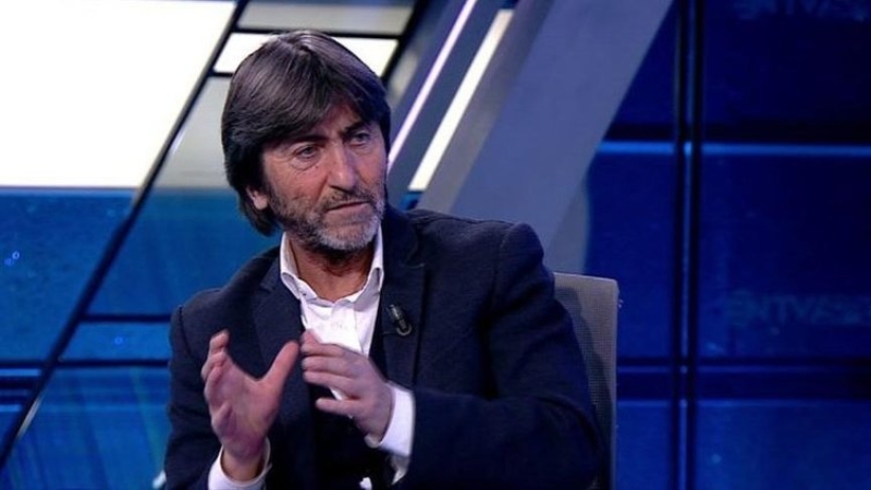 Futbol yorumcusu R�dvan Dilmen, kar��la�man�n ard�ndan NTV canl� yay�n�nda de�erlendirmelerde bulunurken, fla� yorumlara imza att�.