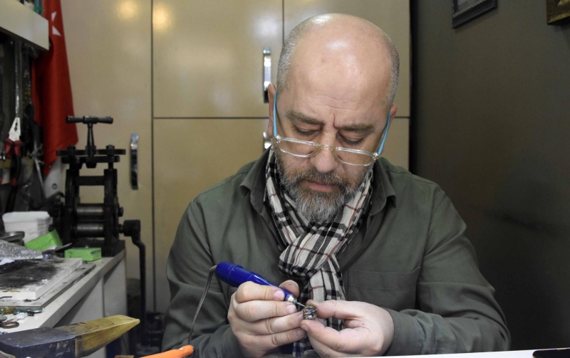 Tasarmlarna yurt d ve iinden ok sayda talep olduunu belirten Kkdemirel, yz 1 haftalk emekle bitirdiini syledi.