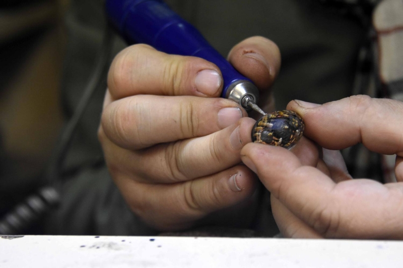 Konya ve  Anadolu Blgesi'ndeki birok kuyumcuya zel tasarm yapan Kkdemirel, 1997 ylndan itibaren kiiye zel kendi tasarmlarn hayata geirdi. Kkdemirel, birok tarihi yeri ve figr yze ileyebileceini belirterek, bu konuda kendine gvendiini belirtti.