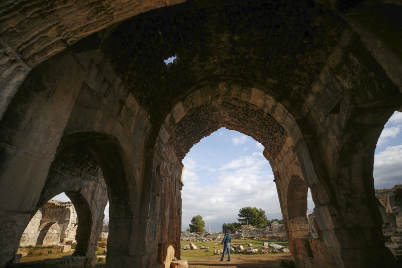 Byk bir blm Seluklu dneminde yaplm, sosyal ve ticari hayatn nemli merkezlerinde yer alan, avlularnda dkkanlarn olduu, katlarnda yolcularn dinlenebildii odalarn bulunduu hanlar, tarihin izlerini bugnlere tayor.  Gemite yolcularn konaklad hanlardan bazlar, restore edilerek varlklarn srdryor.