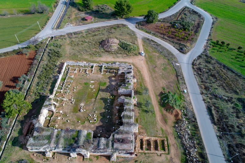 Antalya'nn batsndan dousuna uzanan gzergahn, Seluklu dneminde nemli bir ticaret merkezi olduuna deinen Karalolu, bu yolun Konya'dan sahile, sahilden Burdur, Isparta'ya gittiini bildirdi. Bu ticaret yolunda o dnemde hanlar ve kervansaraylar yapldna dikkati eken Karalolu, 'O dnemin hanlar, kervansaraylar bugnn otelleri. Yolcularn yatmas, dinlenmesi iin hanlar, kervansaraylar yapmlar. Tam da bugnk turizmi tarif ediyoruz.' diye konutu.